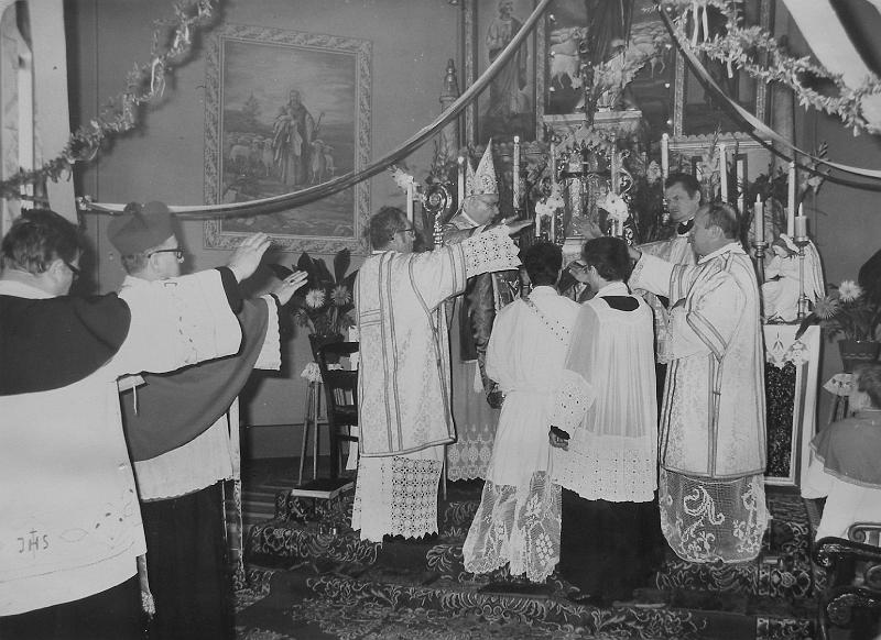 parafia polskokatolicka 1_51.jpg - Rok 1980. Uroczystości związane z 55. rocznicą istnienia parafii. Ks. bp T. Majewski święci noeoprezbitera Jerzego Uchmana i kieruje go do posługi w Jaćmierzu
